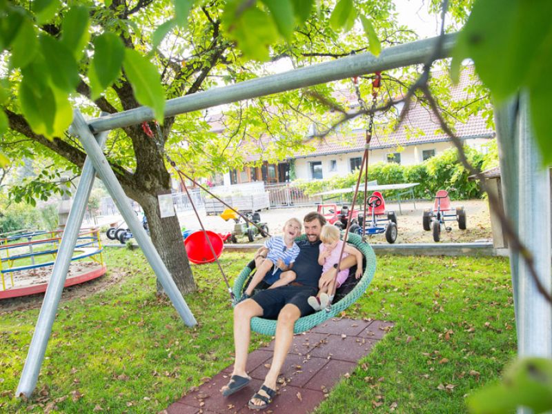 Schaukel Vater mit Kindern