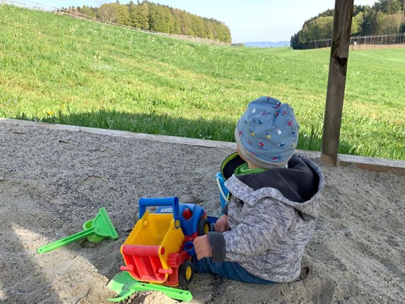 Kind im Sandkasten